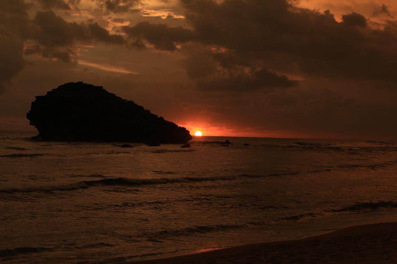 Harry'S Ocean House Watukarung Homestay Kalak Екстер'єр фото