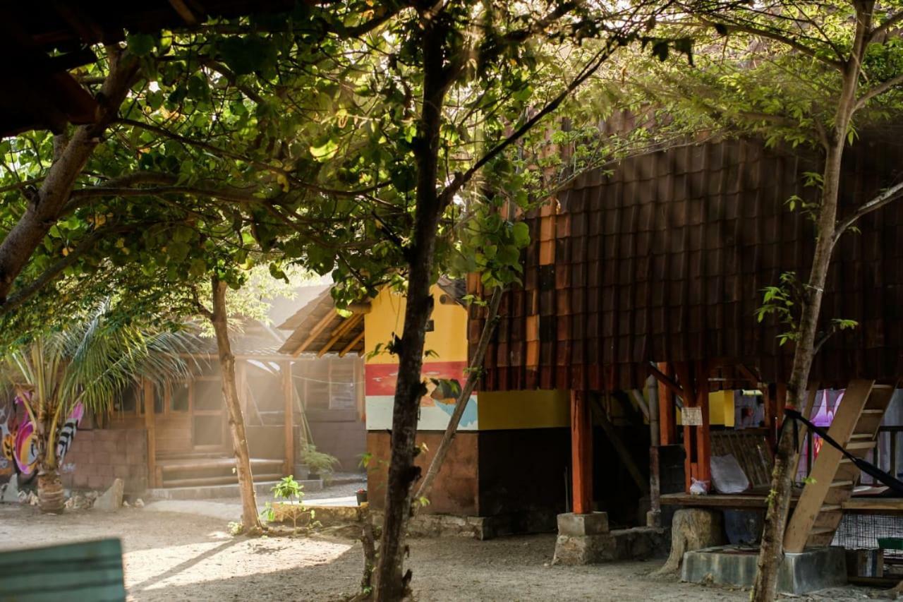 Harry'S Ocean House Watukarung Homestay Kalak Екстер'єр фото