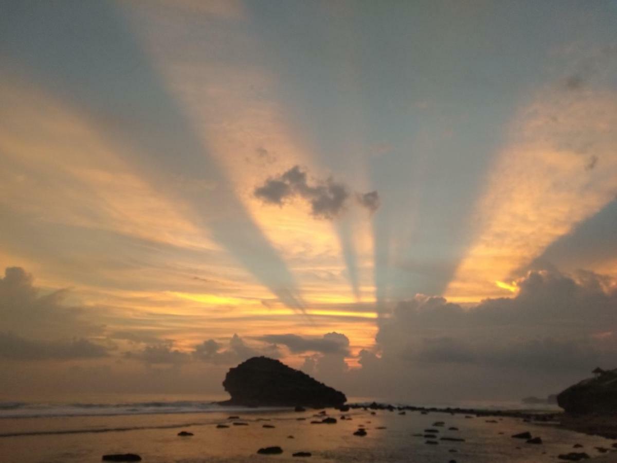 Harry'S Ocean House Watukarung Homestay Kalak Екстер'єр фото